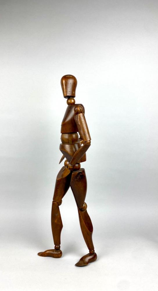 Articulated Studio Mannequin In Walnut, Early 20th Century. Signed .h66cm.