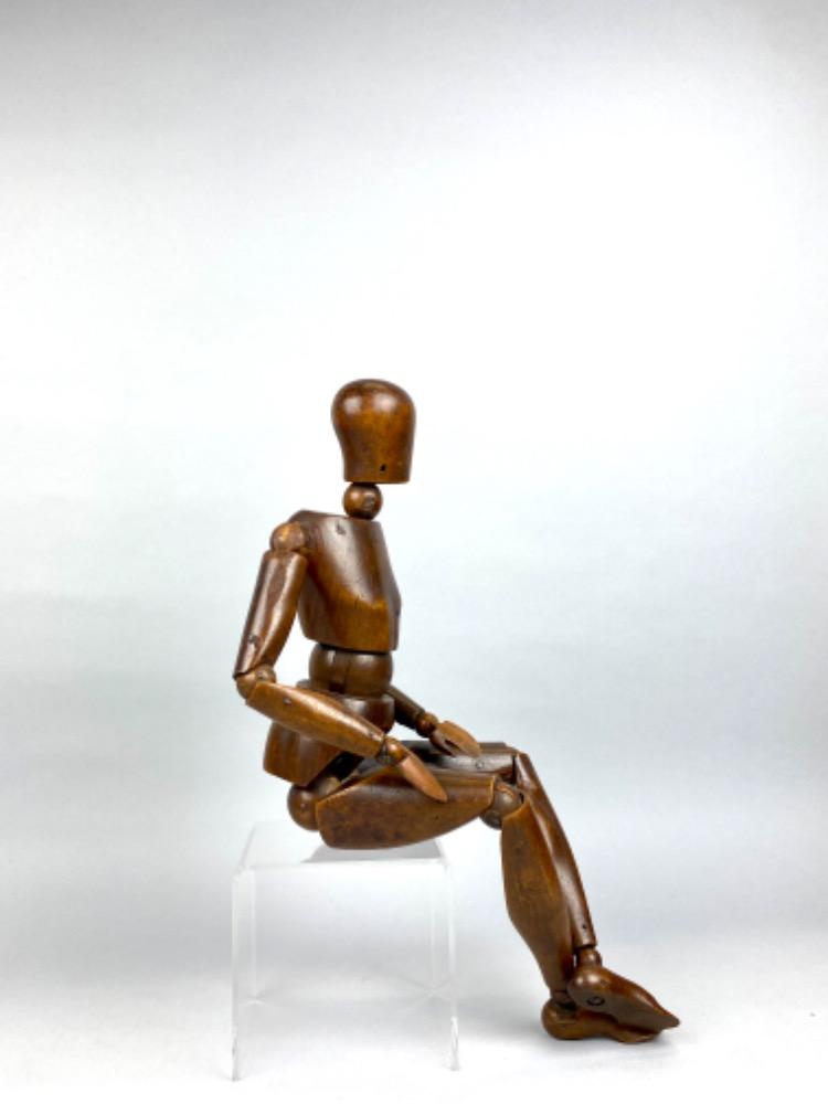 Articulated Studio Mannequin In Walnut, Early 20th Century. Signed .h66cm.